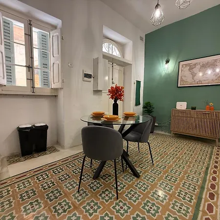 Entire In With A Cellar! Apartamento